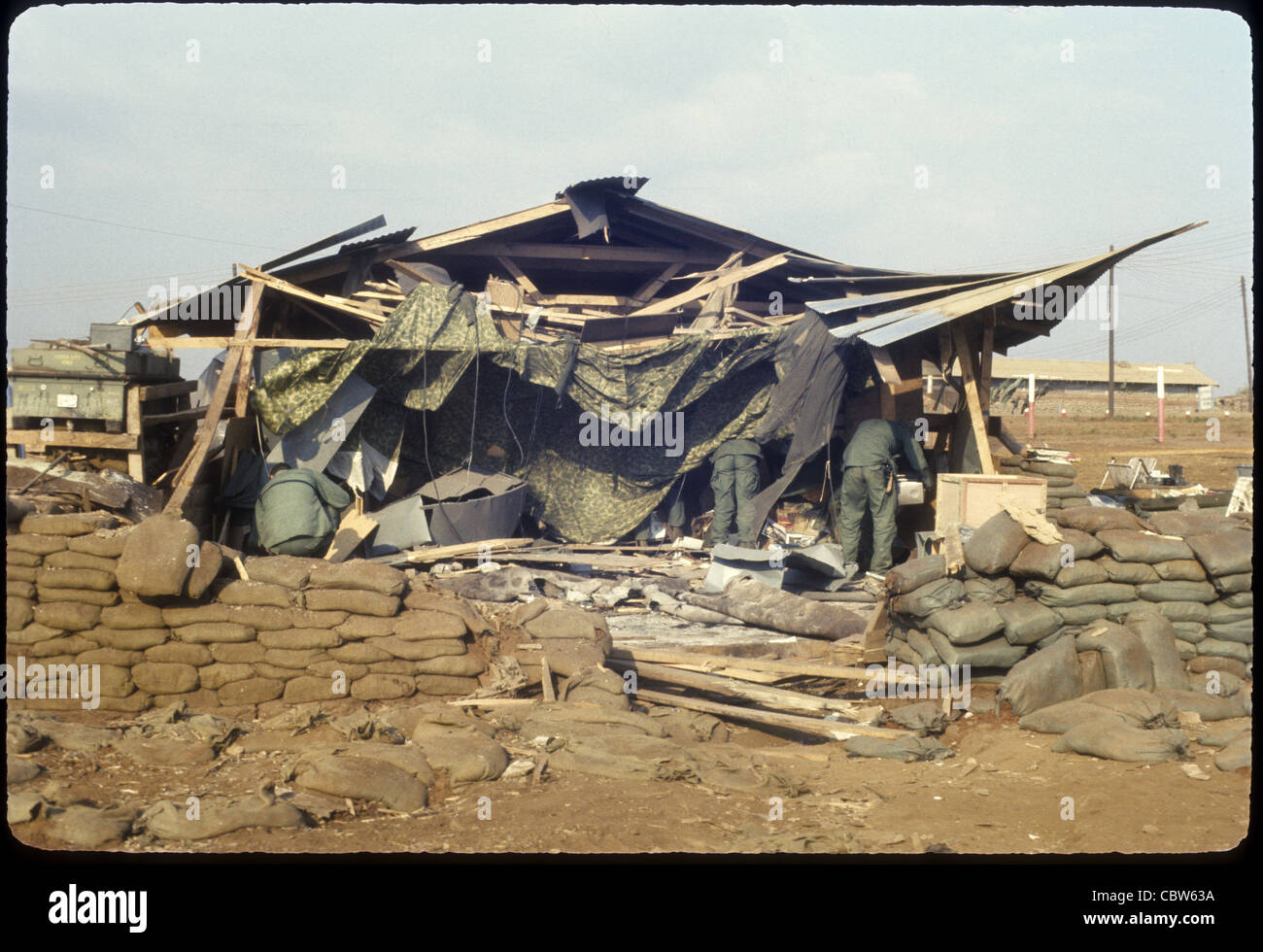 Destruido tras la ofensiva Tet en la 4ta División de Infantería en la zona de operaciones de la guerra de Vietnam pleiku Foto de stock