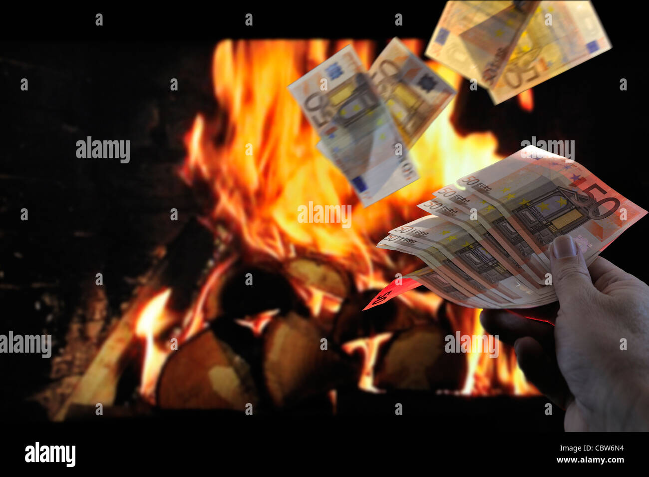 Quemando dinero europeo lanzando billetes en el fuego de la chimenea para simbolizar la recesión y la crisis en la zona de Europa Foto de stock