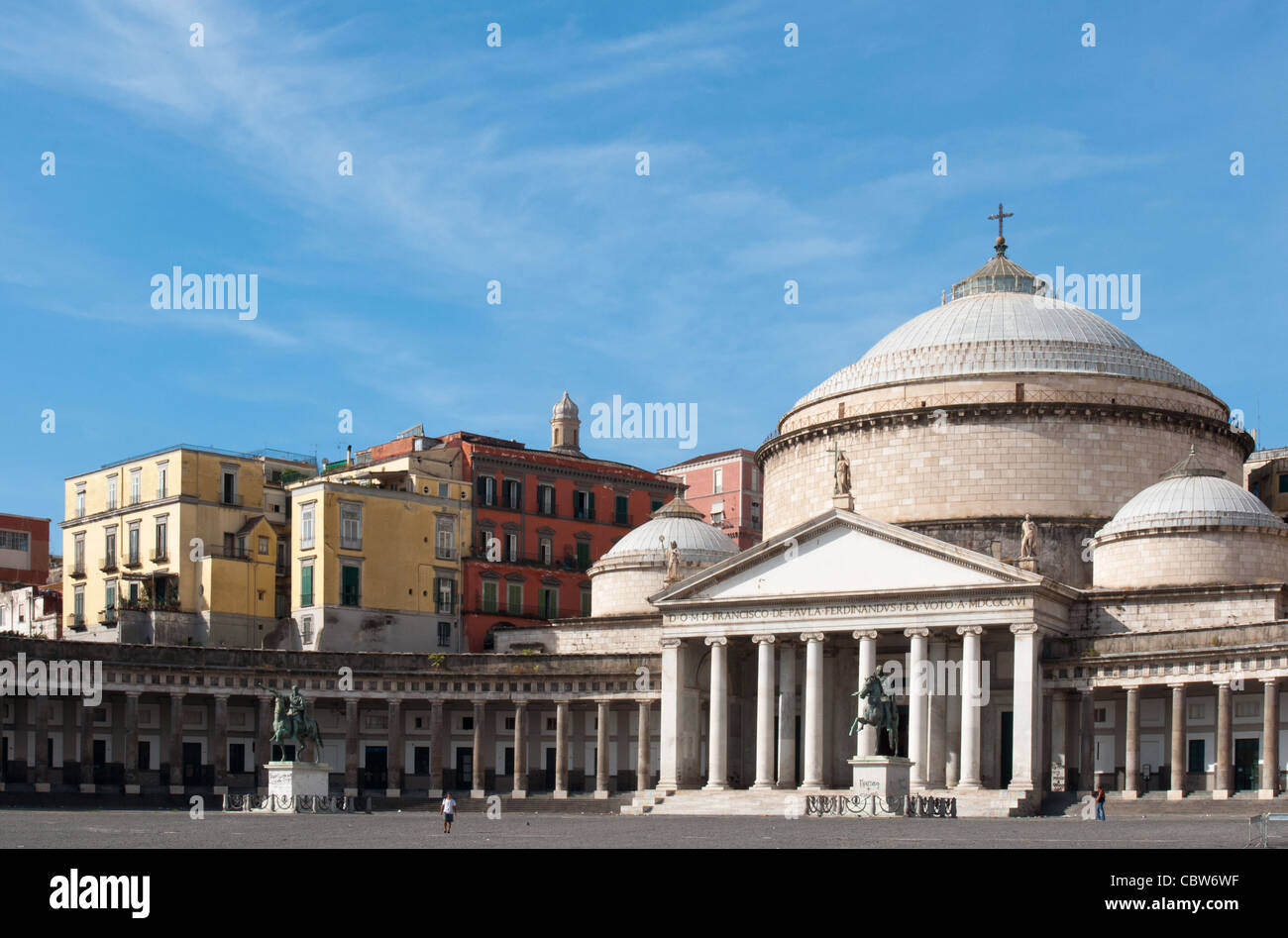 Italia, Campania, Nápoles, la iglesia de San Francesco di Paola en la plaza del Plebiscito. Foto de stock