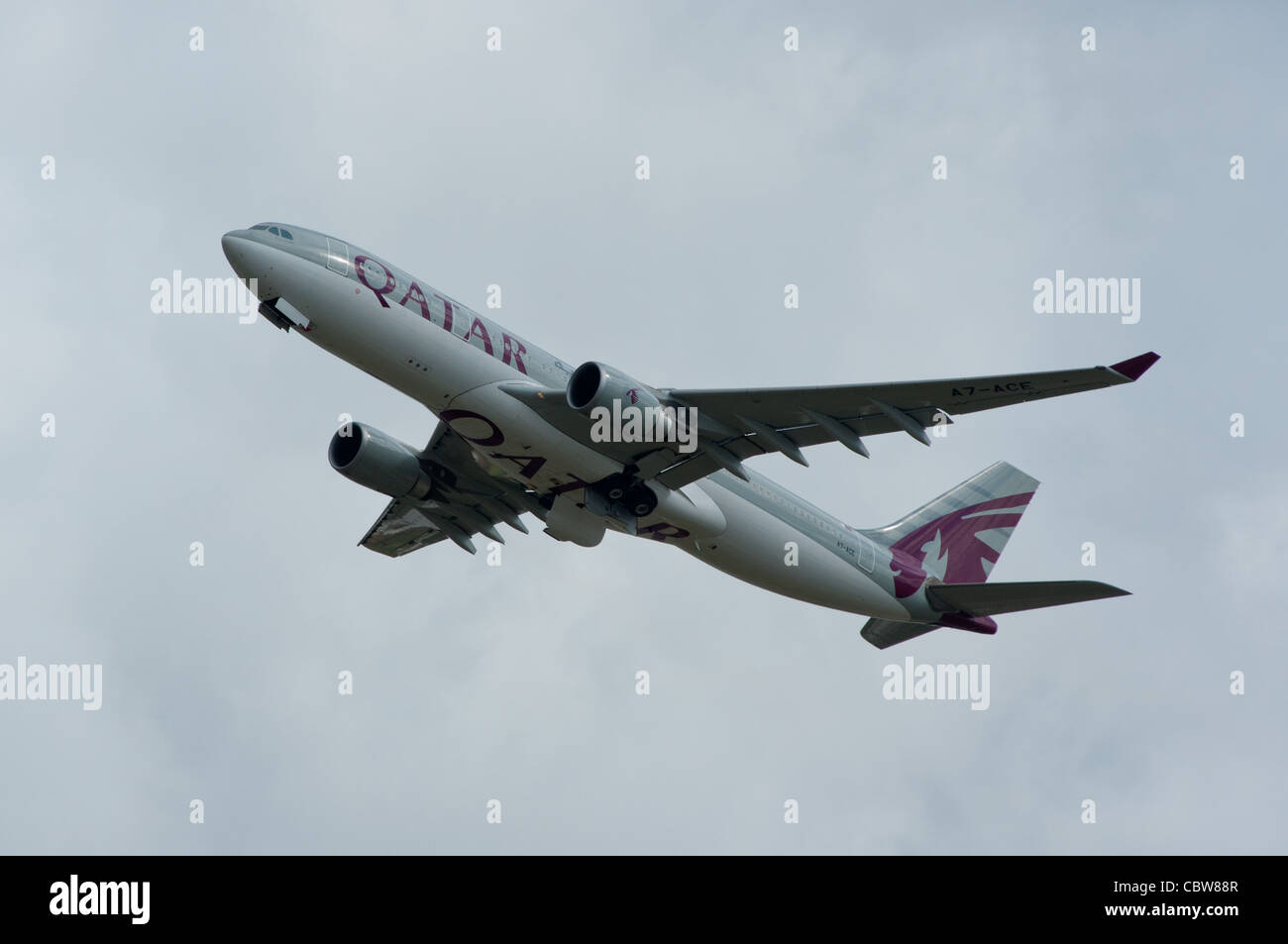 Avión de Qatar Airlines que despegó de la Terminal 5 de Heathrow, Londres, Reino Unido. Foto de stock