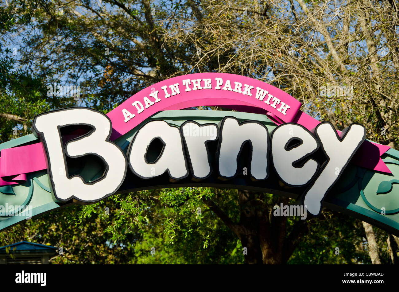 Un día en el Parque con atracciones para niños Barney firmar en Universal Studios Orlando Florida Foto de stock