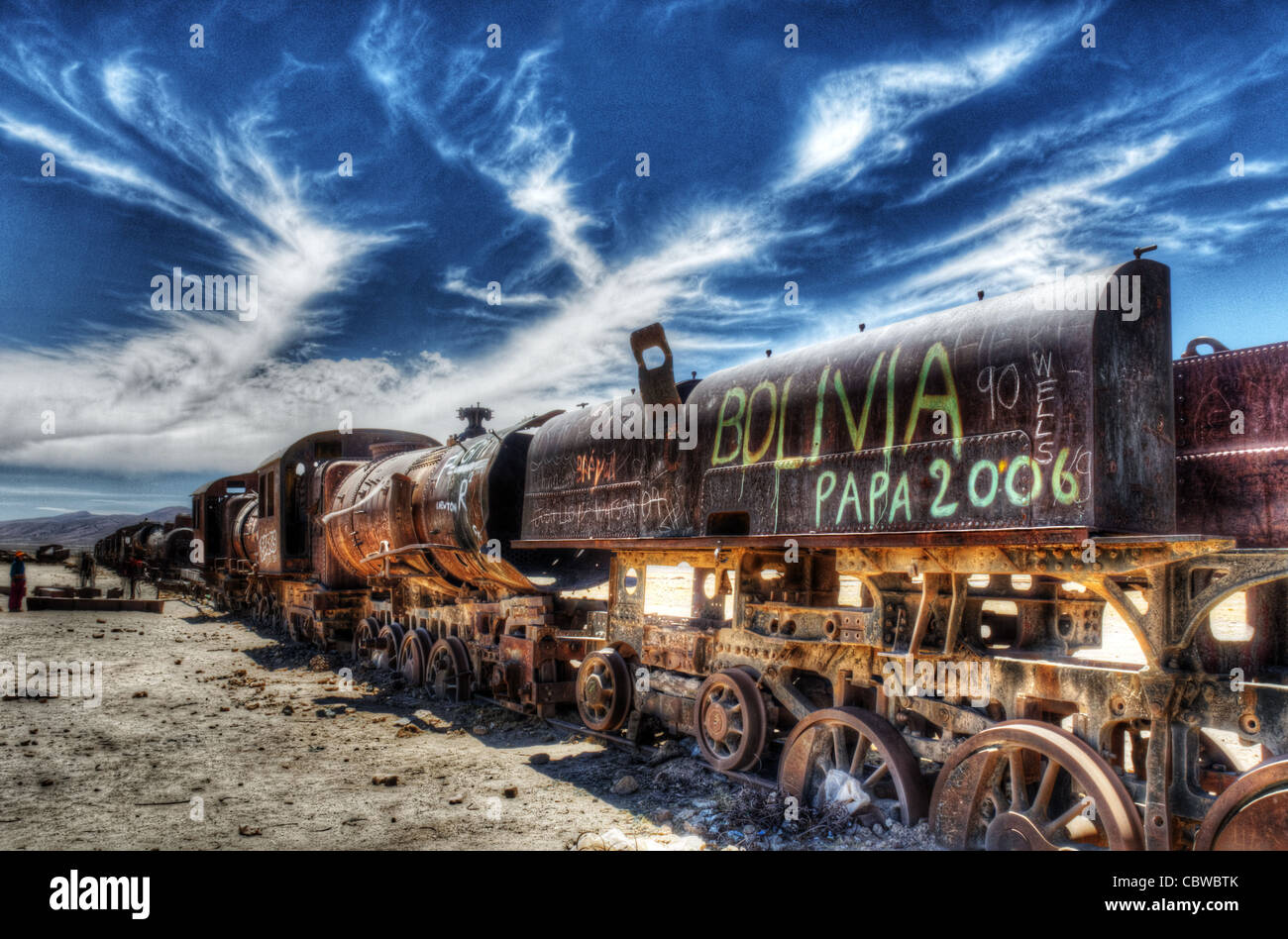 Los trenes a vapor en desuso abandonados en el desierto cerca de Uyuni en Bolivia Foto de stock