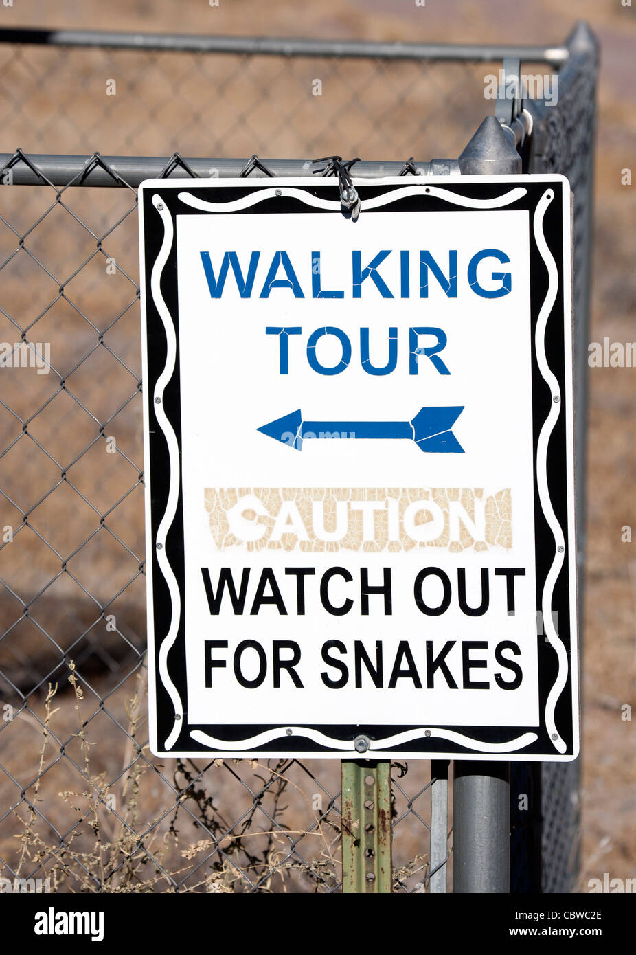 Precaución ten cuidado con las serpientes firmar Foto de stock