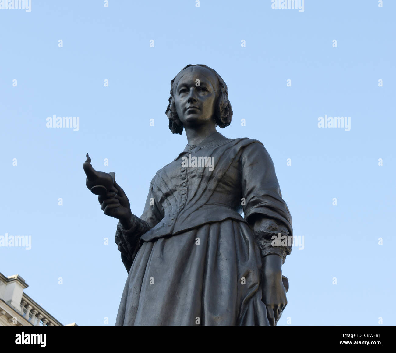 Florence Nightingale estatua de bronce erigida 1915 y parte del memorial de la guerra de Crimea Waterloo Place Westminster Londres, Gran Bretaña. Foto de stock