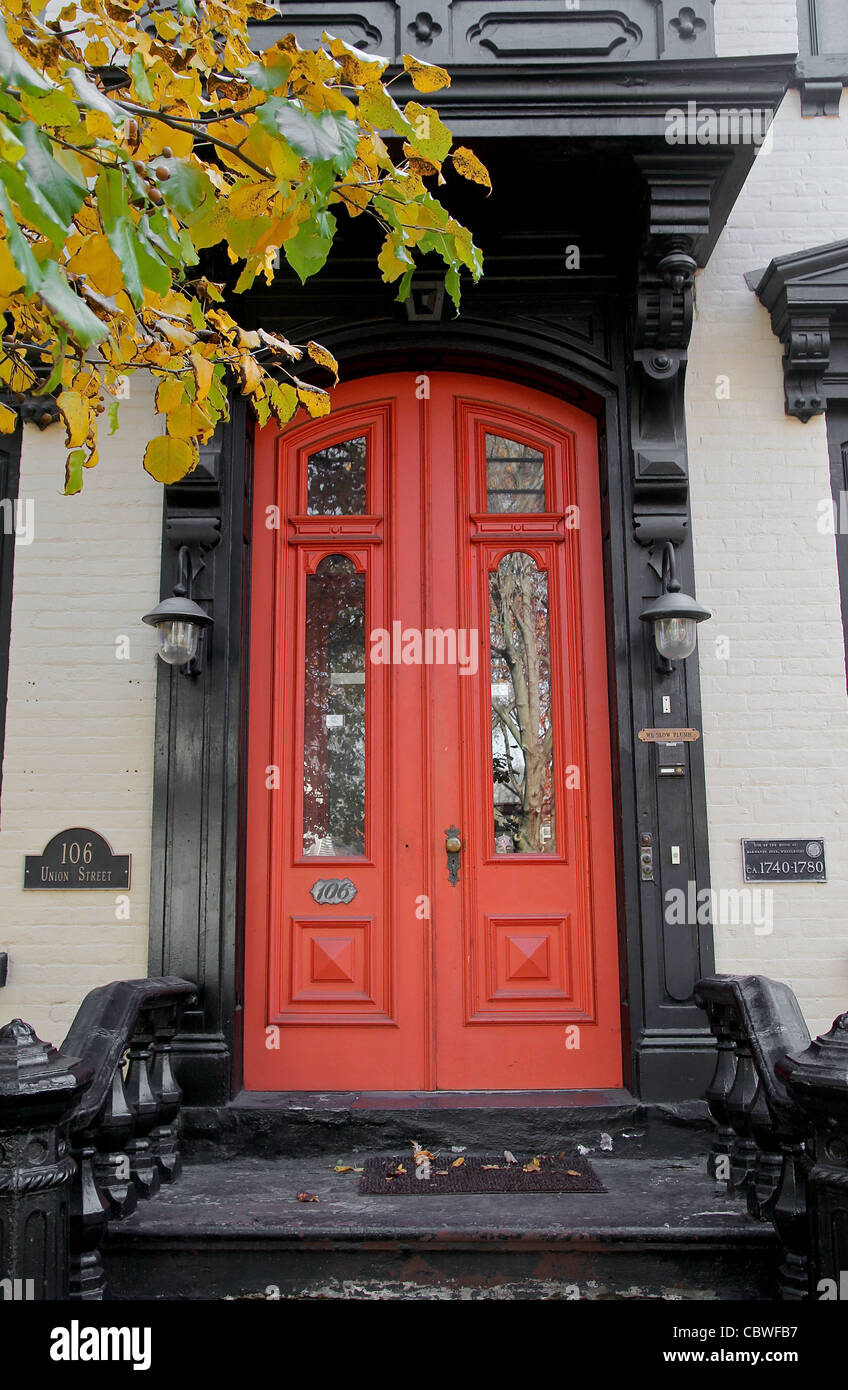 Puerta frontal de un hogar en Schenectady estacada del distrito histórico. Schenectady, Nueva York, Estados Unidos Foto de stock