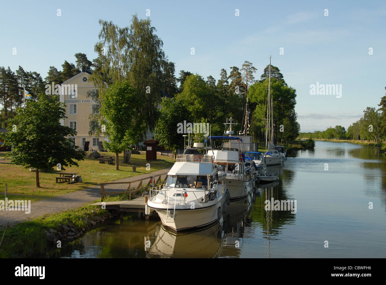 Yates anclados en el muelle de Lyrestad en el Göta-Kanal en Suecia central Foto de stock