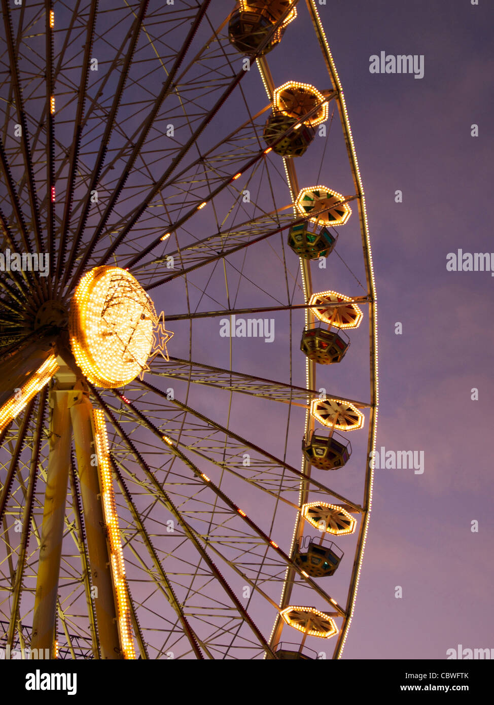 Disparo de ángulo bajo de una rueda de ferris capturado al atardecer Foto de stock