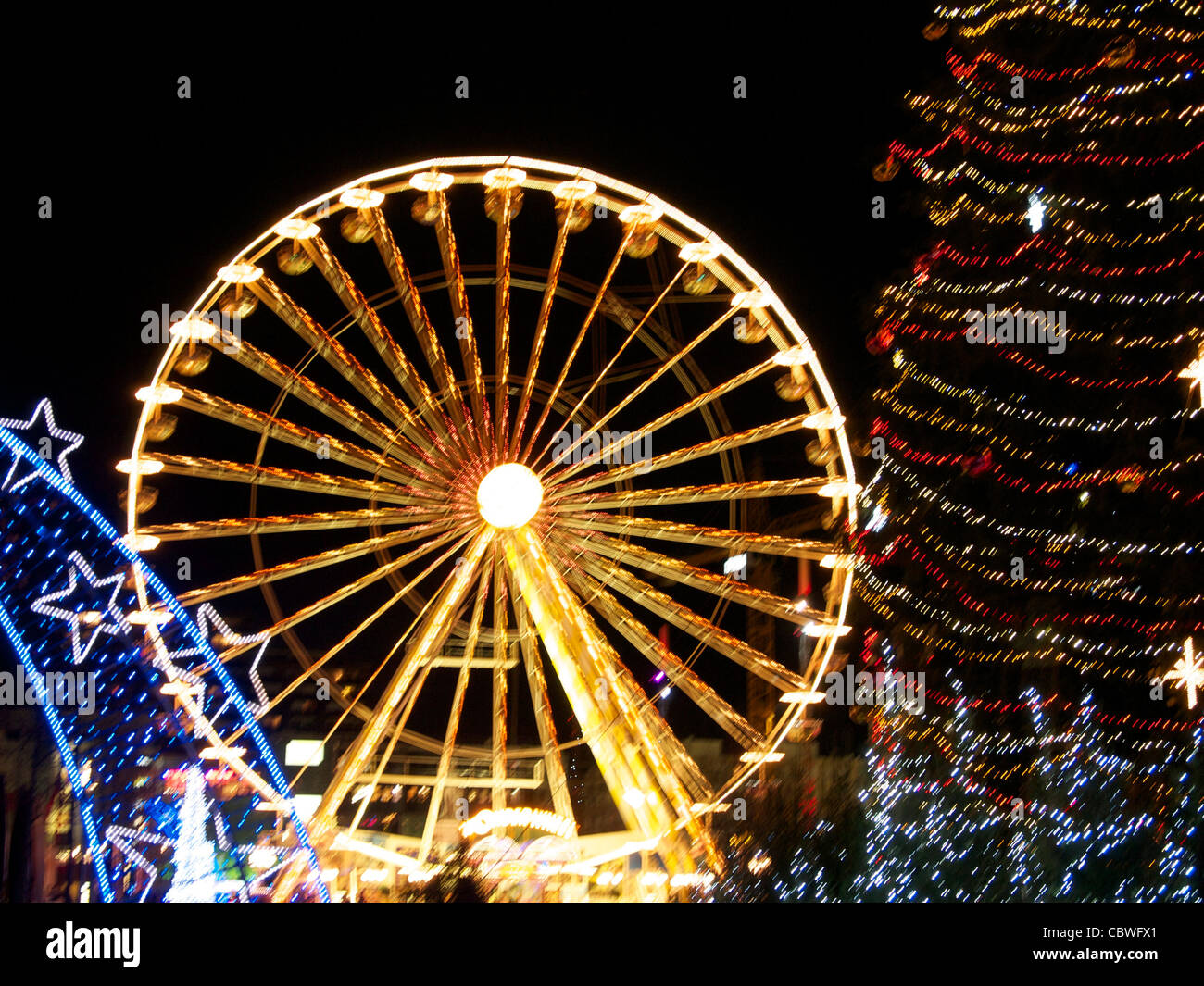 Noria viajando en un parque de atracciones en Clermont-Ferrand, Francia, Europa en la noche Foto de stock