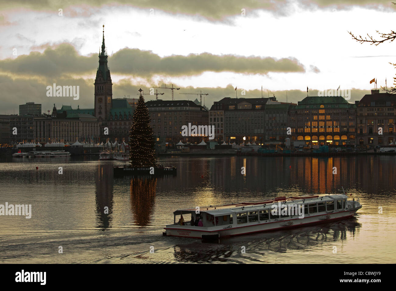 Vistas de Hamburgo con el Ayuntamiento, cruzando el lago Binnenalster (Alster interior) justo antes de Navidad Foto de stock