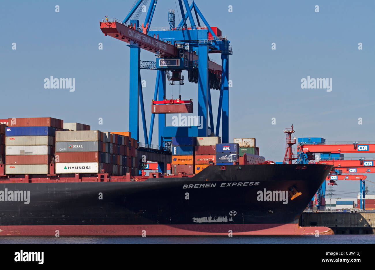 Barco de contenedores en el puerto de Hamburgo, Alemania. Foto de stock