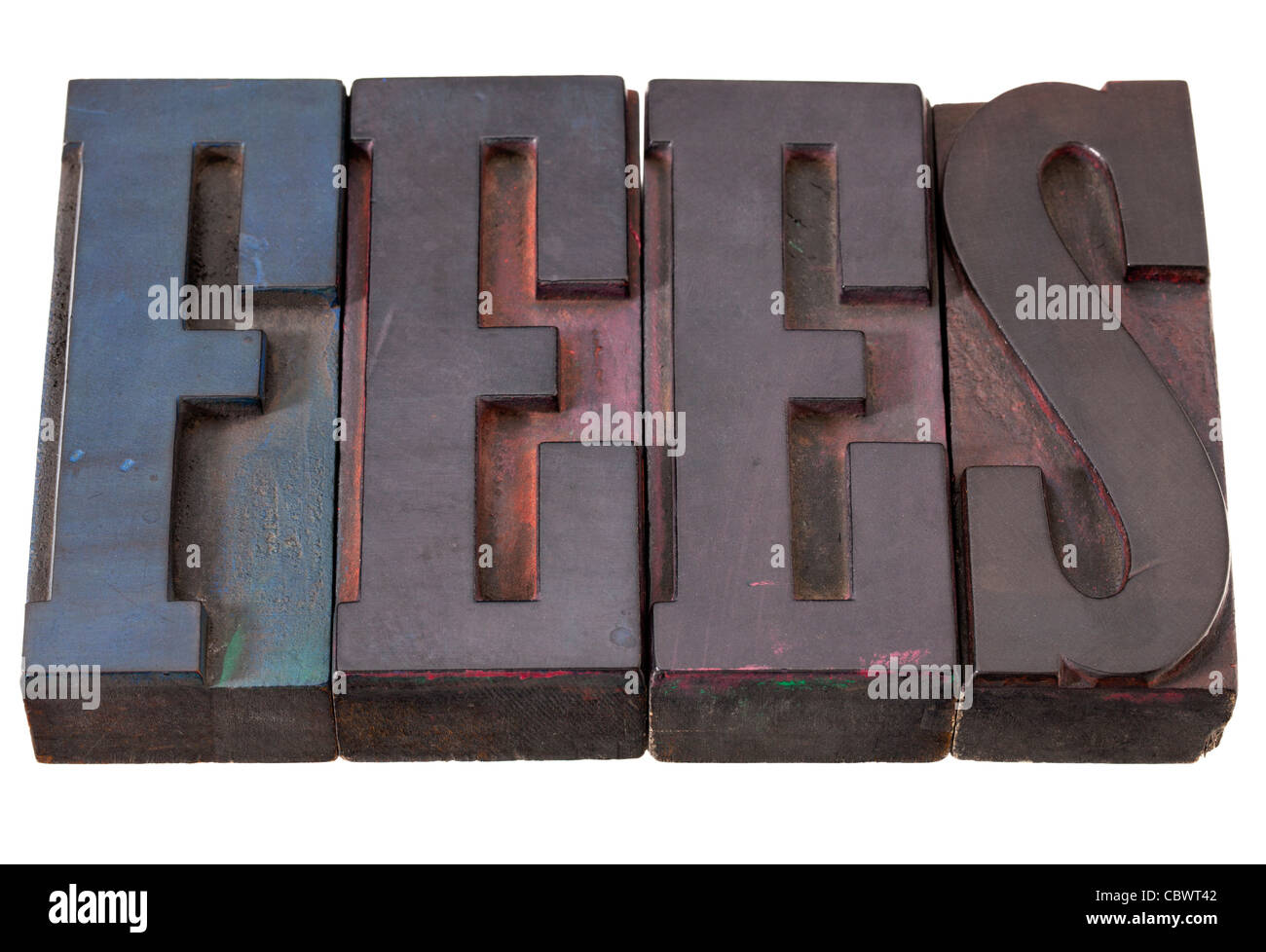 Honorarios word en tipografía de madera antiguos bloques, manchada con tintas de color, aislado en blanco Foto de stock