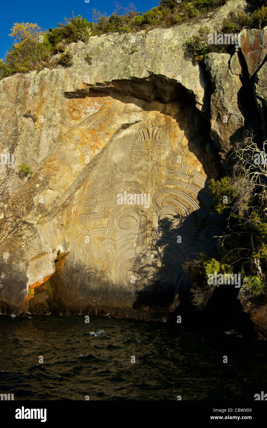 Los maoríes modernos grabados rupestres representando a Dios de los volcanes Gran Lago Taupo, Nueva Zelandia Foto de stock
