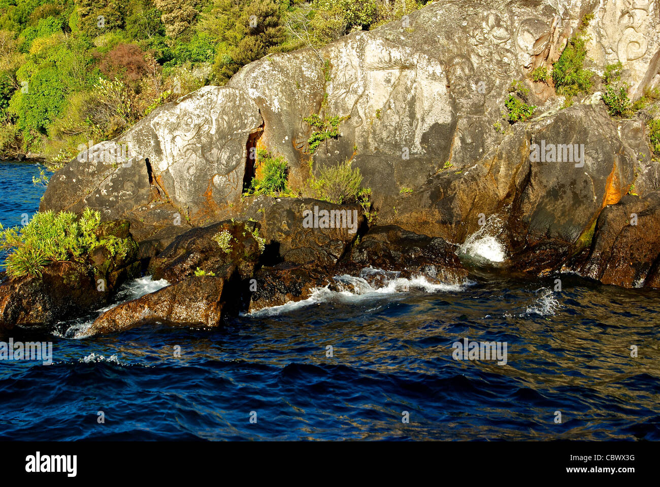 Los maoríes modernos grabados rupestres representando a Dios de los volcanes Gran Lago Taupo, Nueva Zelandia Foto de stock