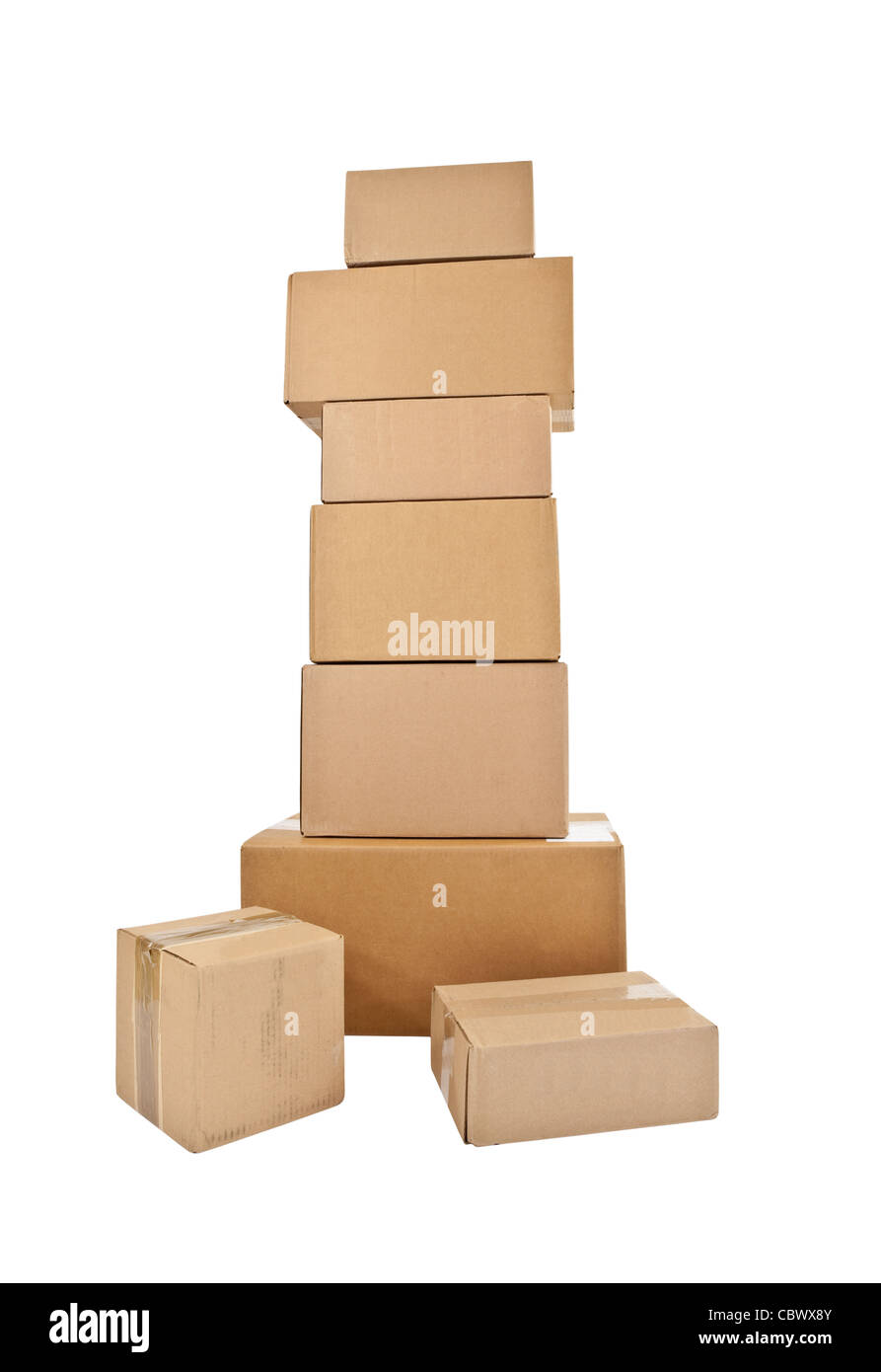 Altura de la pila de cajas de envío aislado en blanco. Foto de stock