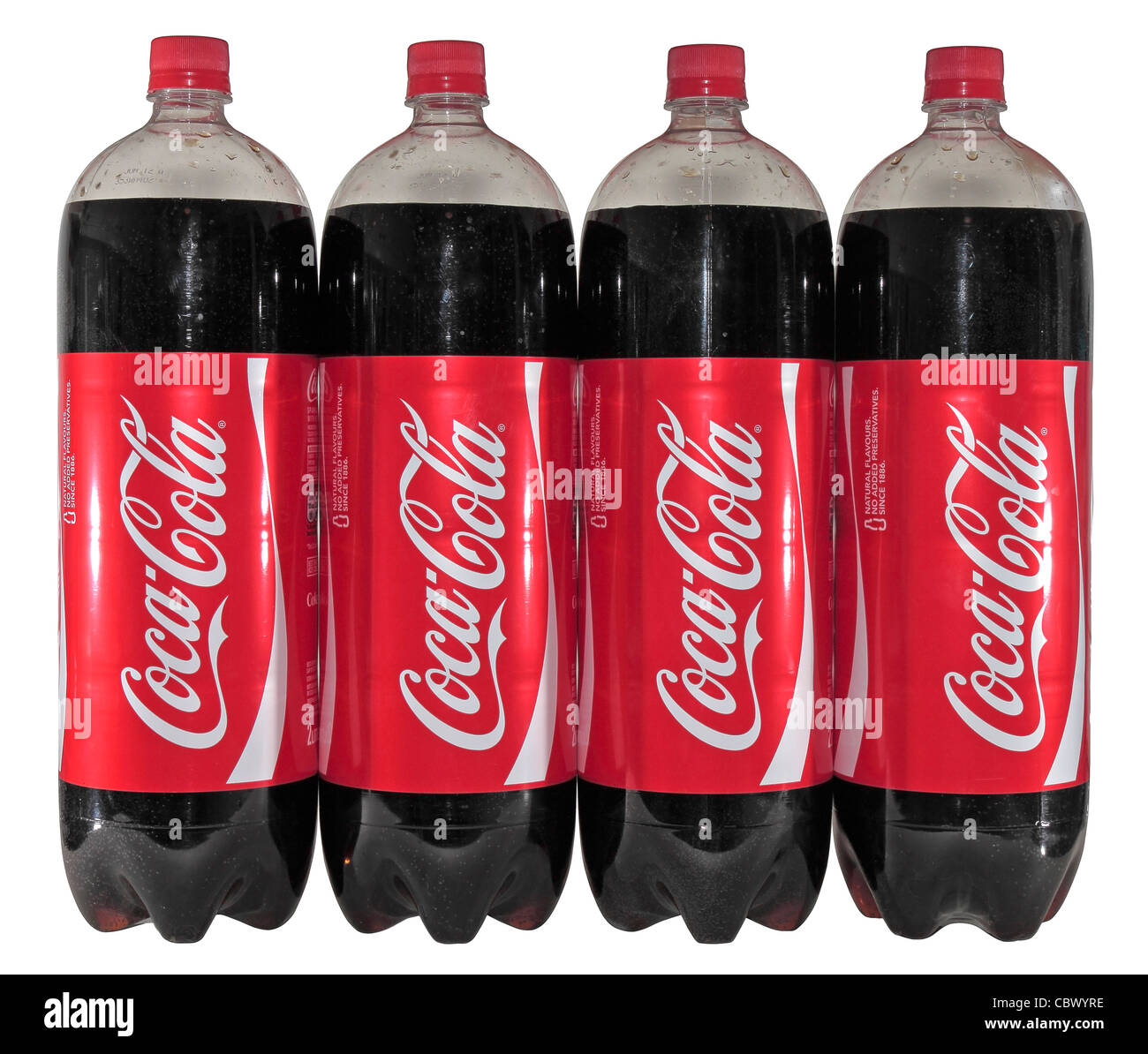 Cuatro botellas de Coca-Cola de 2 litros aislado sobre fondo blanco. Foto de stock