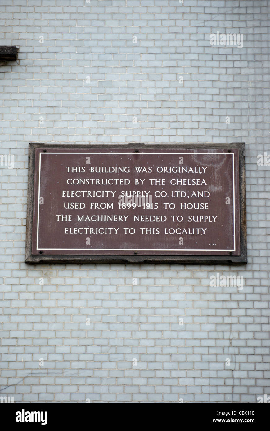 Placa marcando un edificio levantado por la compañía de suministro de electricidad de Chelsea y utilizados por ellos desde 1899 hasta 1915 Foto de stock