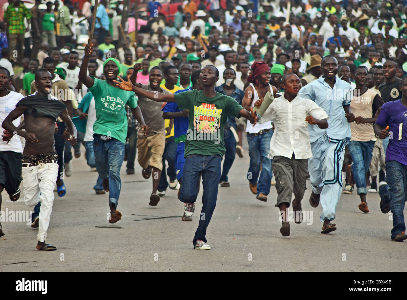 Los partidarios de Julius Maada Bio's SLPP Rampage a través de las calles de Bo, en Sierra Leona, en actos de violencia política en una elección rall Foto de stock