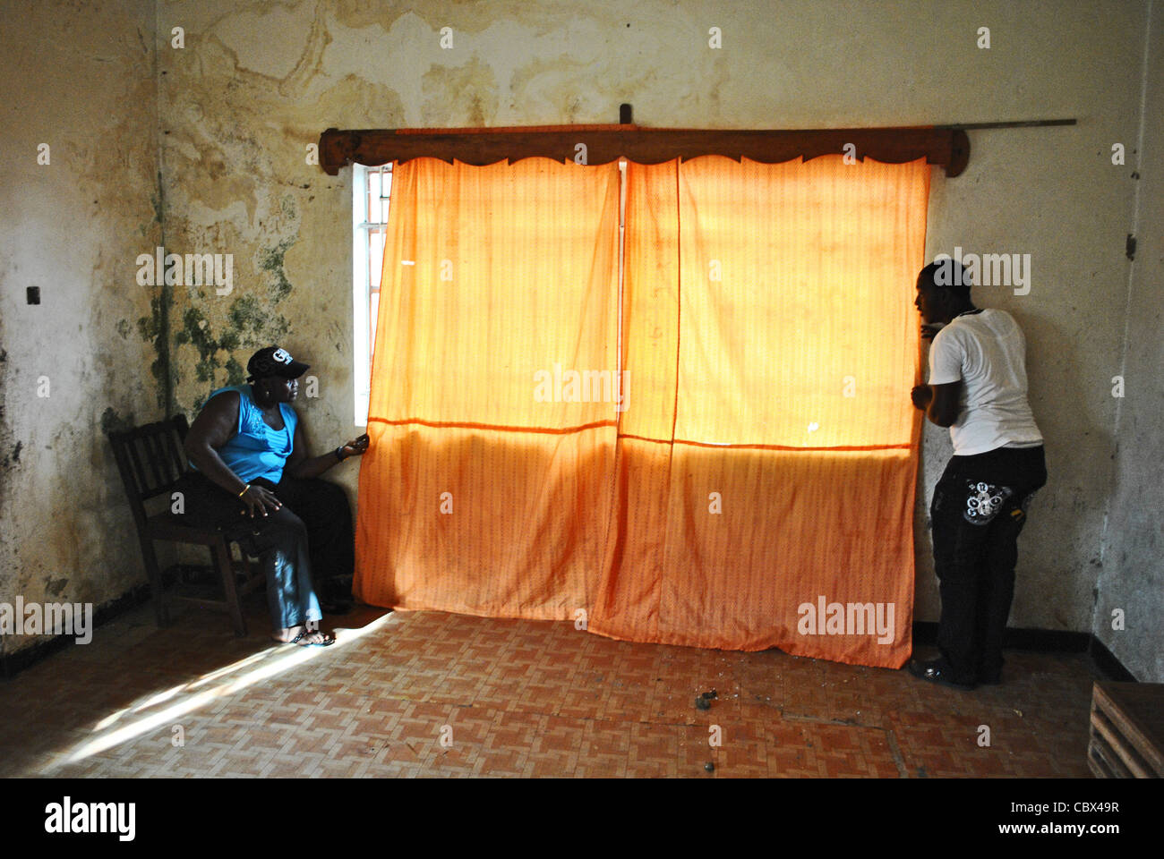 Ocultar los civiles como los tiroteos continúan en Bo, en Sierra Leona, durante los enfrentamientos que se produjeron en un mitin político antes de las elecciones de 2012 Foto de stock