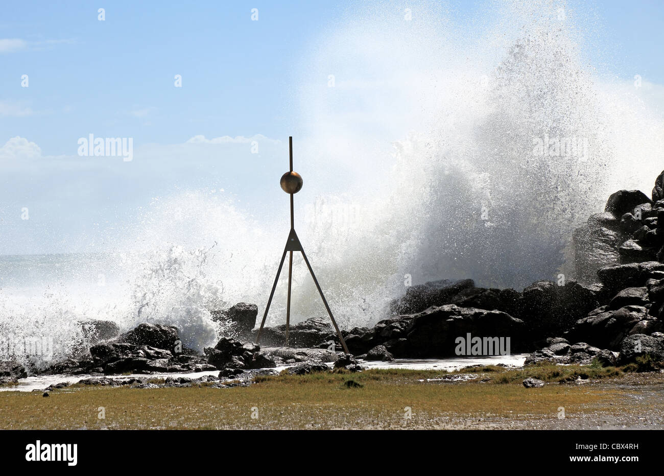 Condiciones climáticas extremas pasando el ciclón causa enormes marejadas a lo largo de la costa este de Australia asfixiante navegación punto trig Foto de stock
