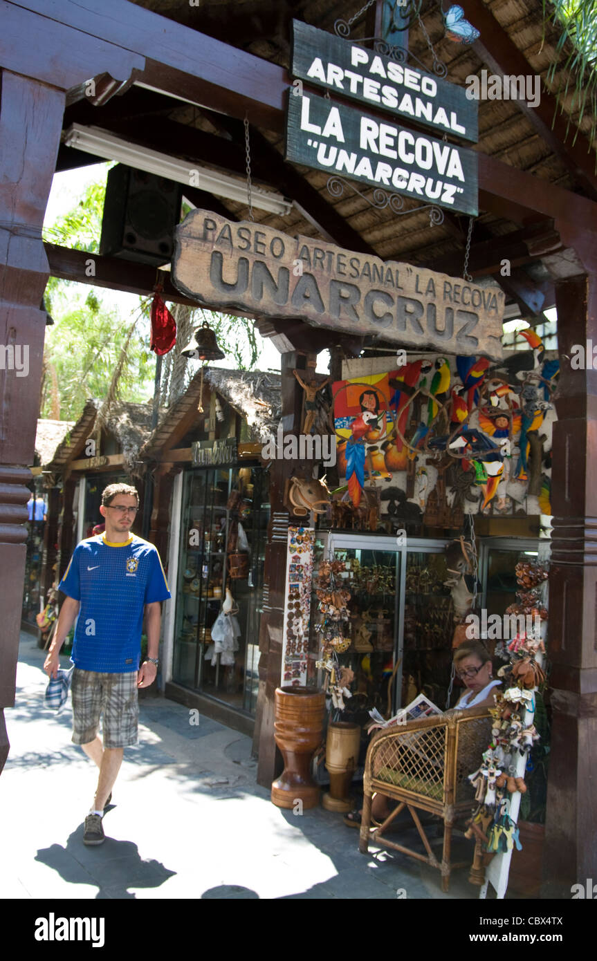 Bolivia. La ciudad de Santa Cruz. El mercado artesanal Fotografía de stock  - Alamy