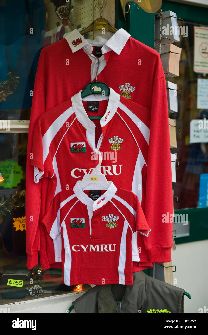 Camisetas de rugby rojo fotografías e imágenes de alta resolución - Alamy