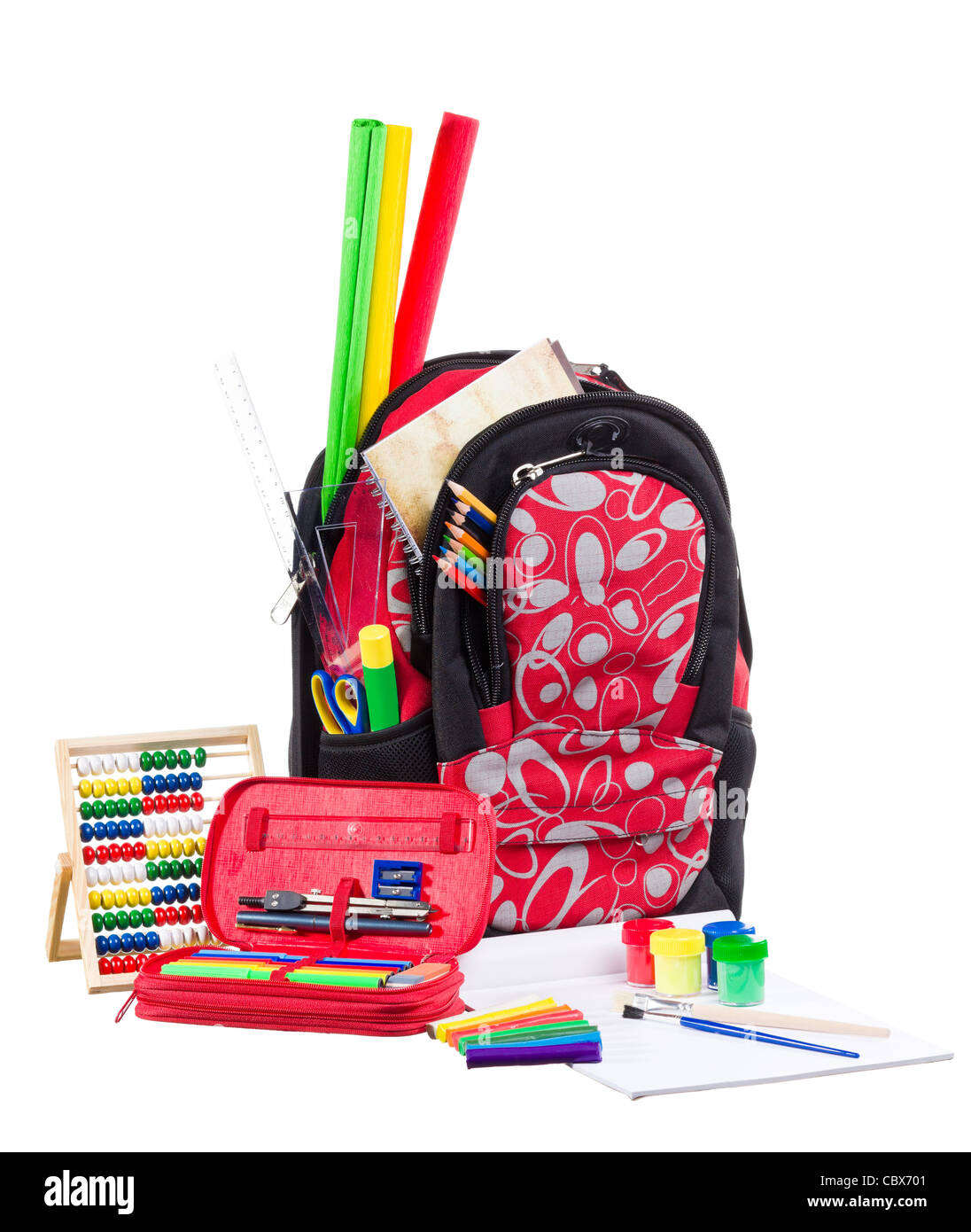 Niza bookbag decorativos o mochila con material escolar aislado sobre fondo blanco. Foto de stock