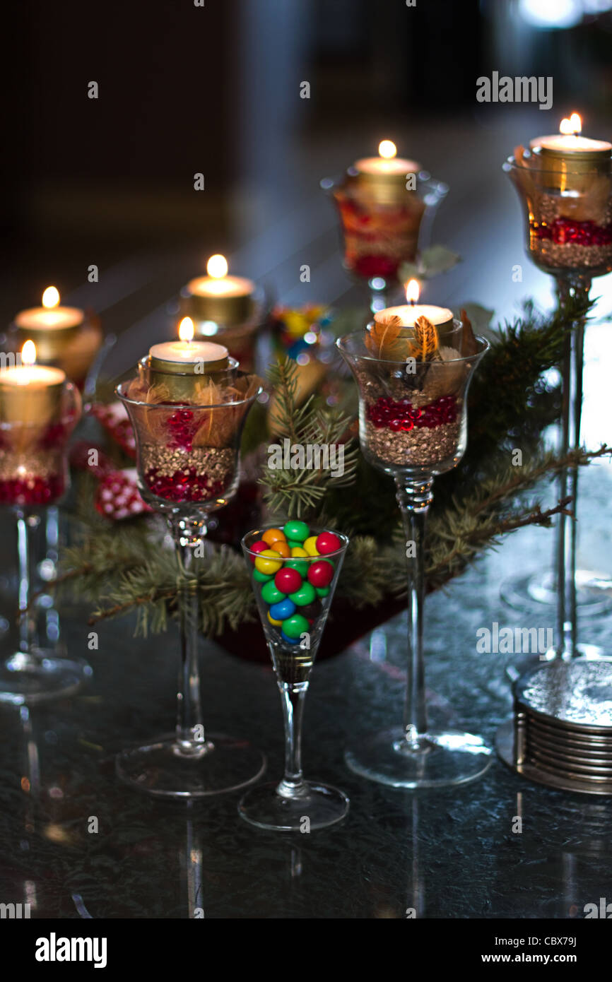 Decoración de Navidad a la luz de las velas sobre la mesa - vertical Foto de stock