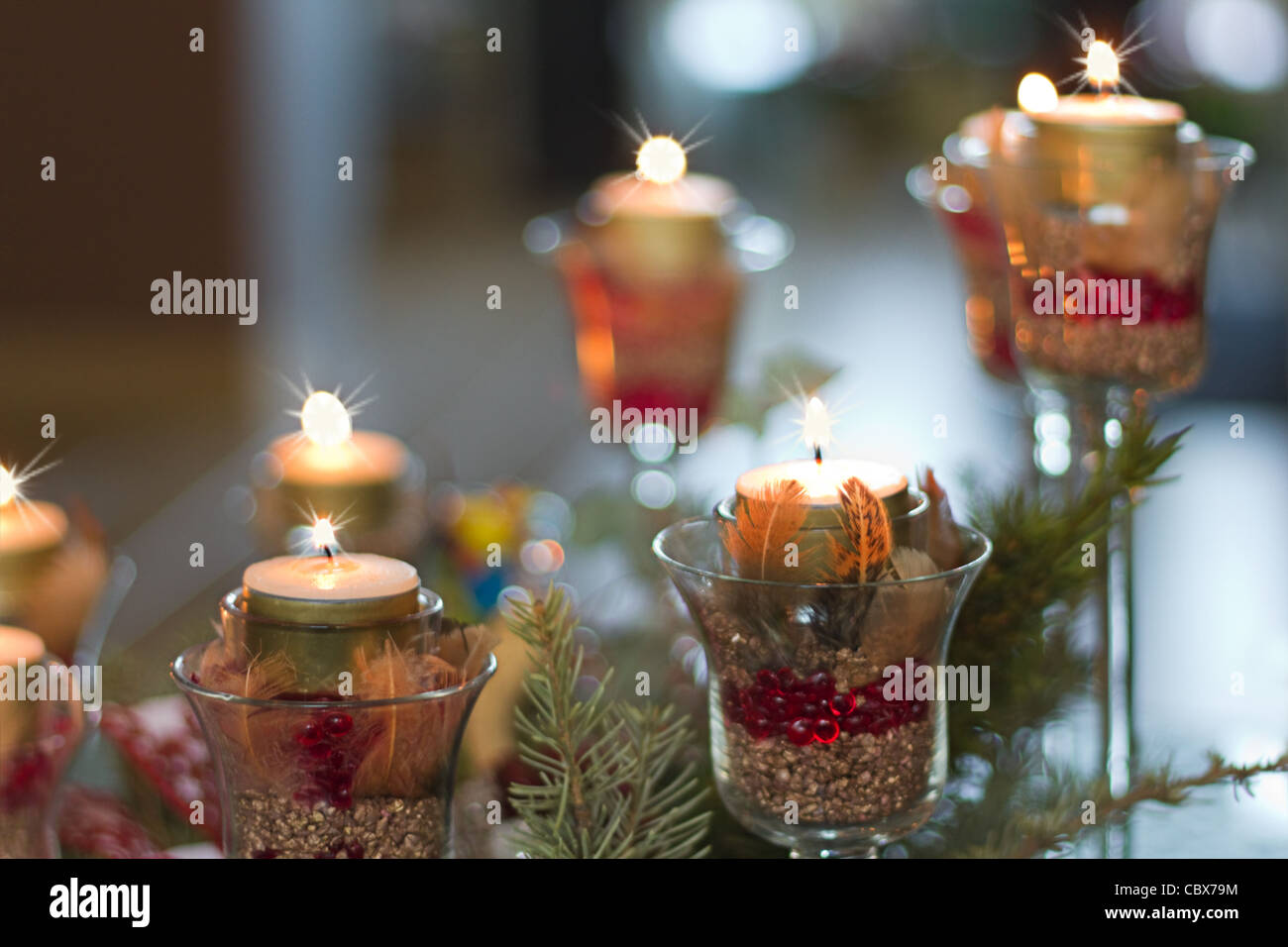 Decoración de Navidad a la luz de las velas - superficial horizontal dof Foto de stock