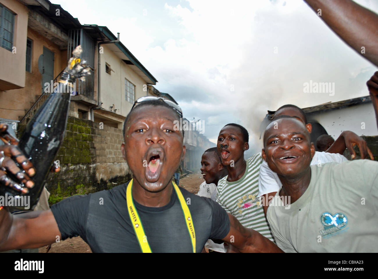 Los partidarios del candidato SLPP Julius Maada Bio rampage con cócteles Molotov durante la violencia política en la ciudad de Bo, Sierra Leona Foto de stock