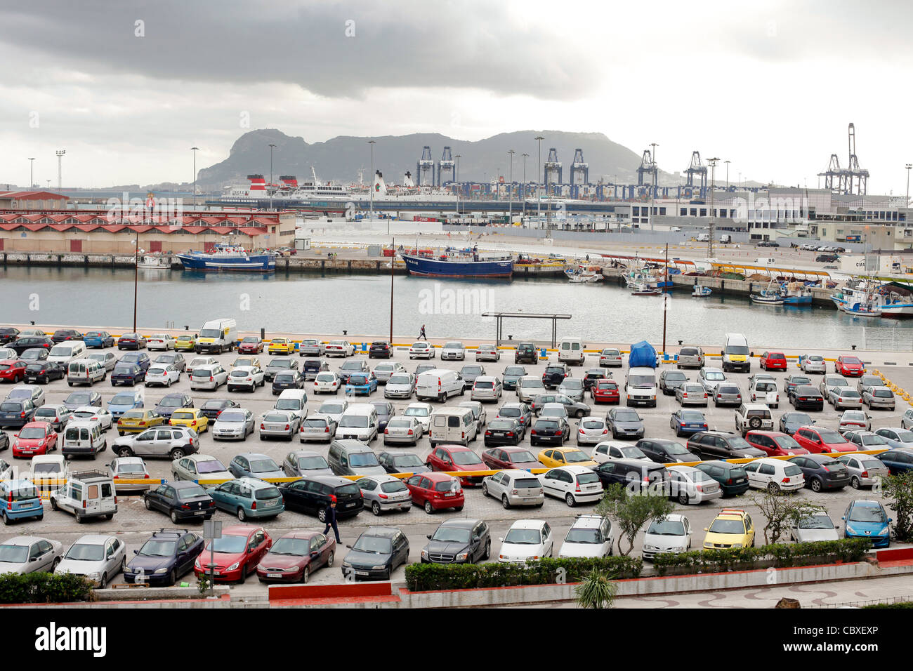 Parking en el puerto de Algeciras, Gibraltar en el fondo Fotografía de  stock - Alamy