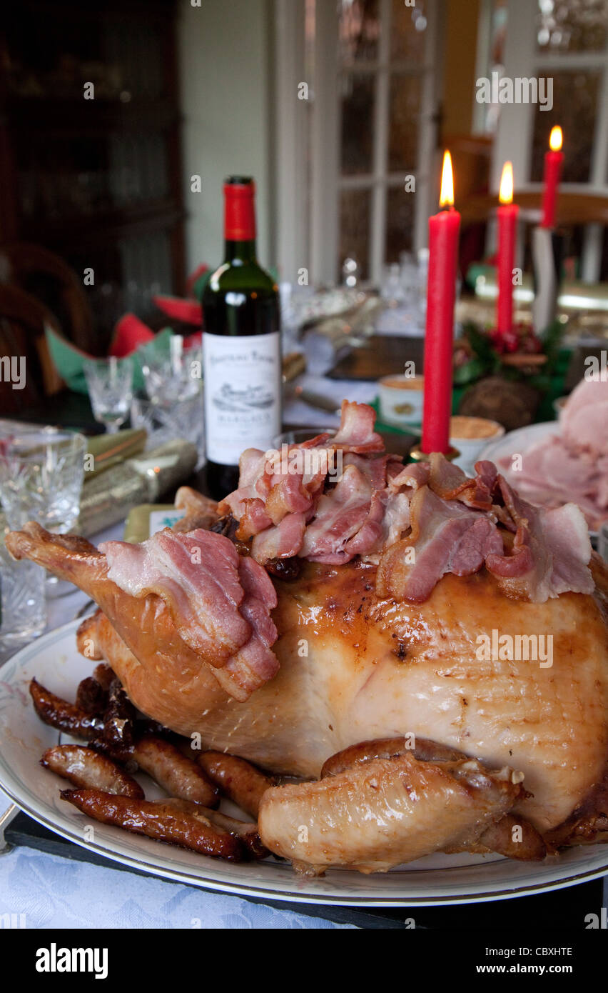 Pavo asado, clarete y velas, una tradicional cena de navidad, REINO UNIDO Foto de stock
