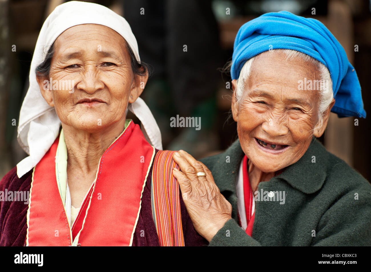 Tribus Palong madre (87 años) y su hija (65 años) en Norlae village, al norte de Tailandia, Asia. Foto de stock