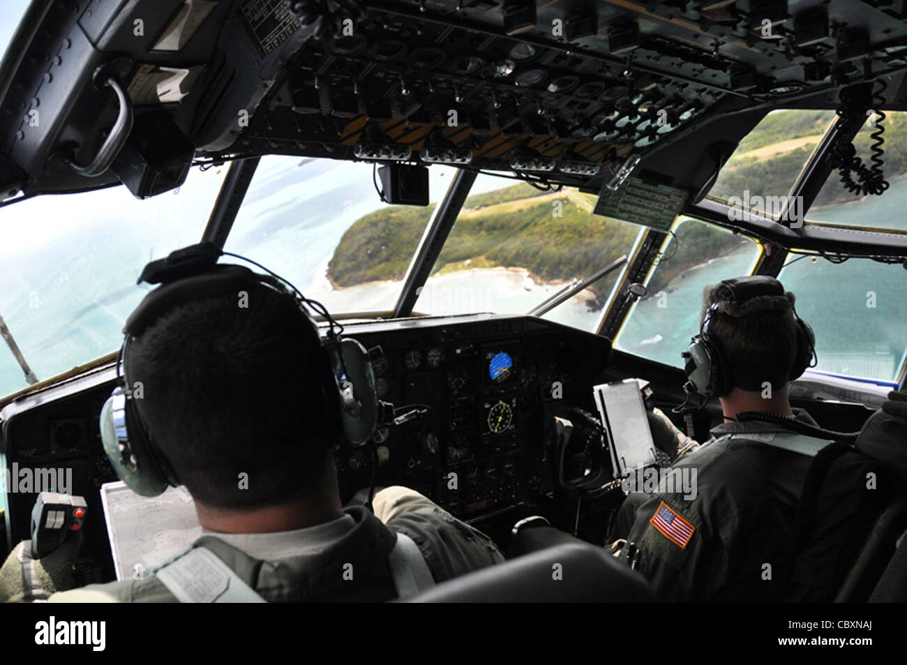 Dos pilotos de la Guardia Nacional Aérea de Carolina del Norte vuelan un  C-130 Hércules sobre la isla de Puerto Rico como parte de la misión  "hub-and-Spoke" ejecutada por los aviadores desde