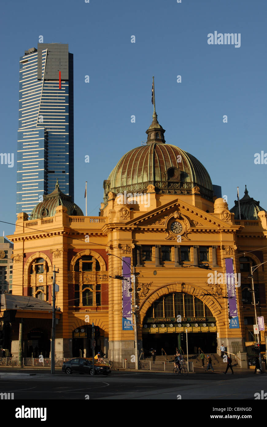Lugares conocidos: la moderna torre Eureka histórico y de la estación de tren de Flinders Street en el centro de Melbourne, Victoria Foto de stock