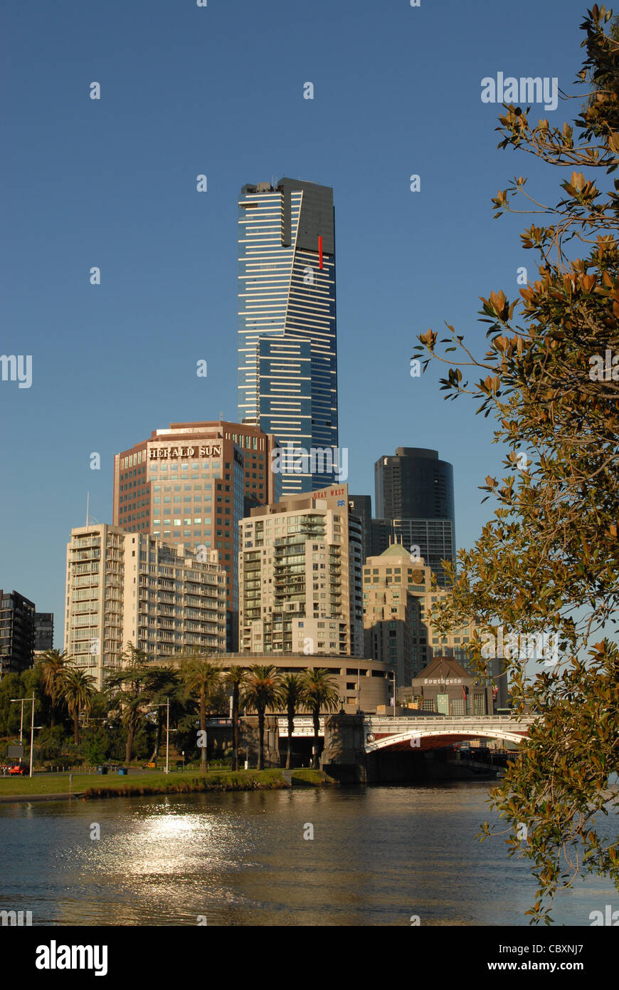 Mirando hacia Southbank y Torre Eureka desde Birrarung Marr Park en el centro de Melbourne, la capital de Victoria, Australia Foto de stock