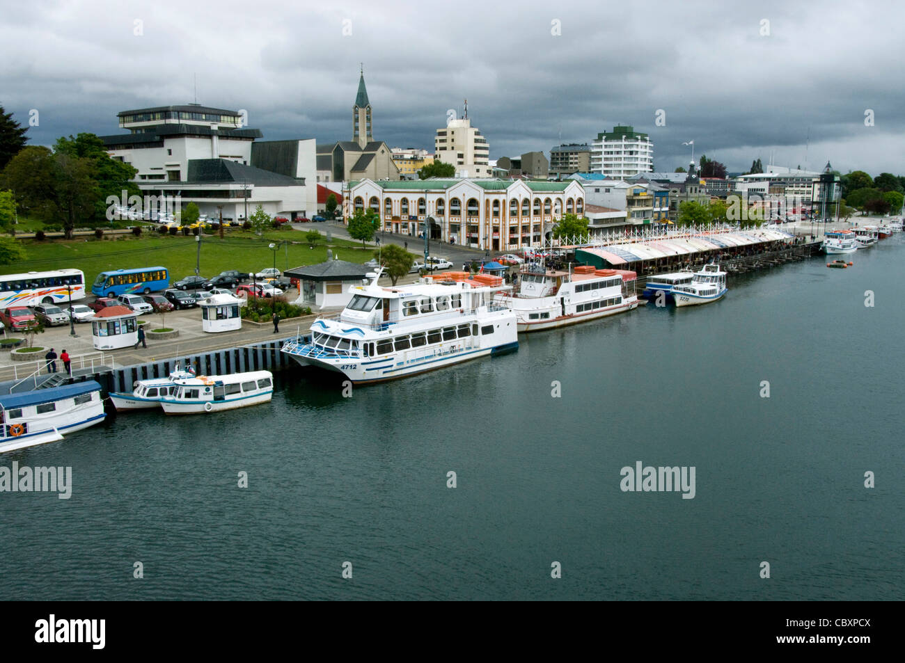 chile-la-ciudad-de-valdivia-los-r-os-del-distrito-r-o-calle-calle