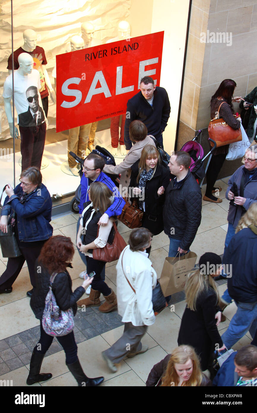 Los compradores acuden a las ventas de enero en Cambridge, Inglaterra Foto de stock
