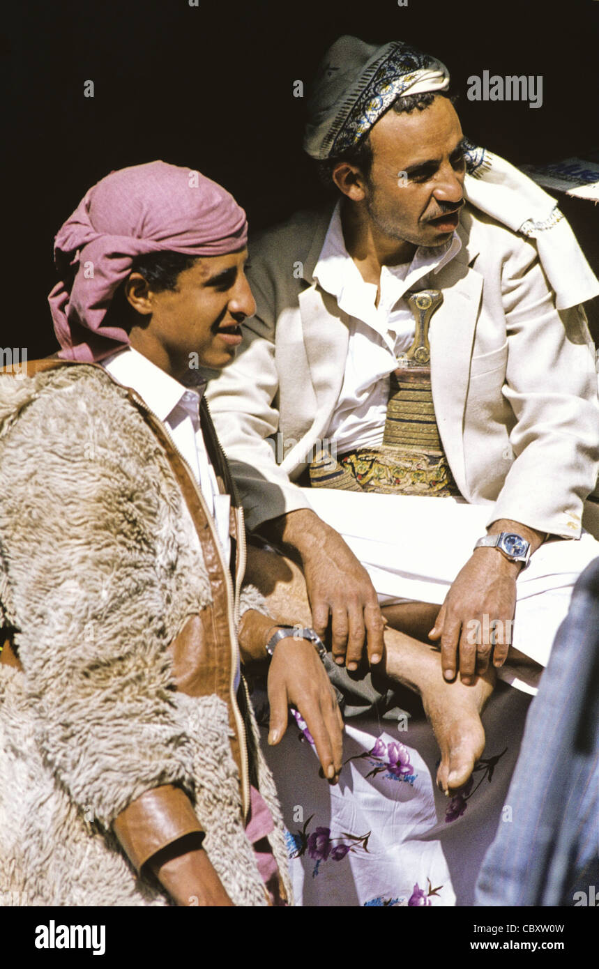 Hombres yemen en vestimenta tradicional fotografías e imágenes de alta  resolución - Alamy