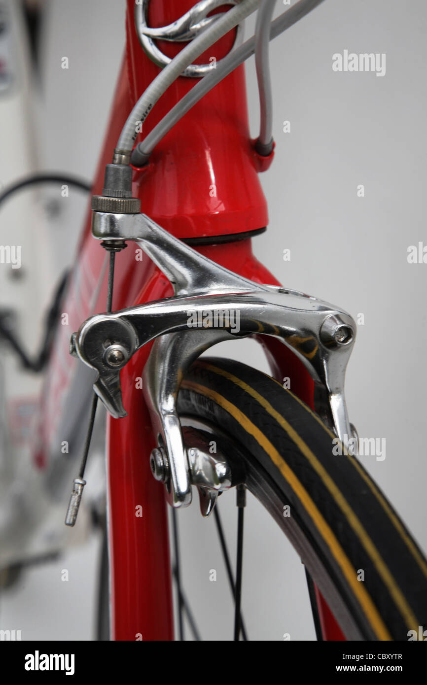 Los frenos del freno delantero para bicicleta roja Foto de stock