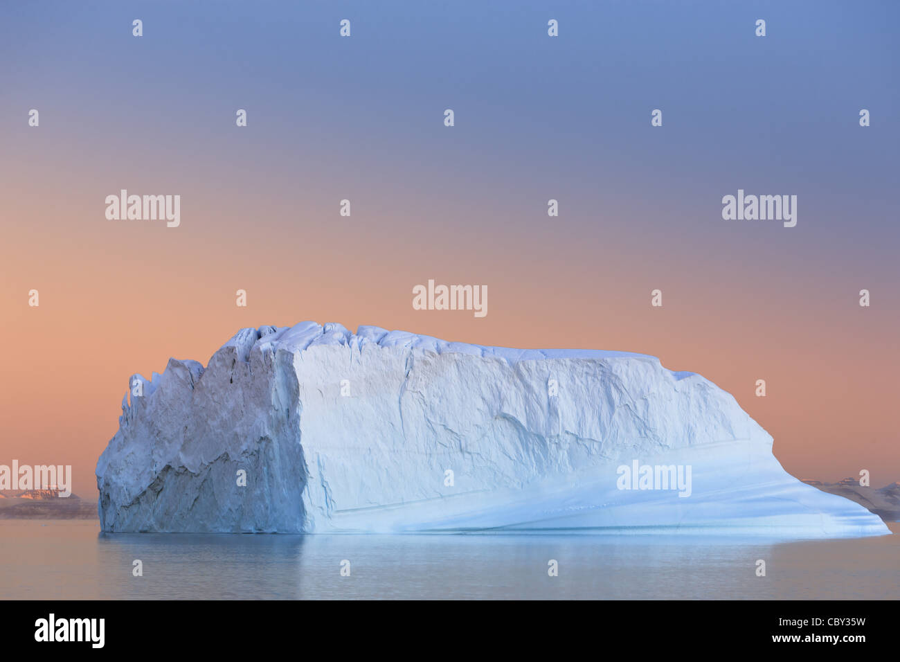 Iceberg al atardecer en el Hall Bredning, Scoresbysund, Groenlandia Foto de stock