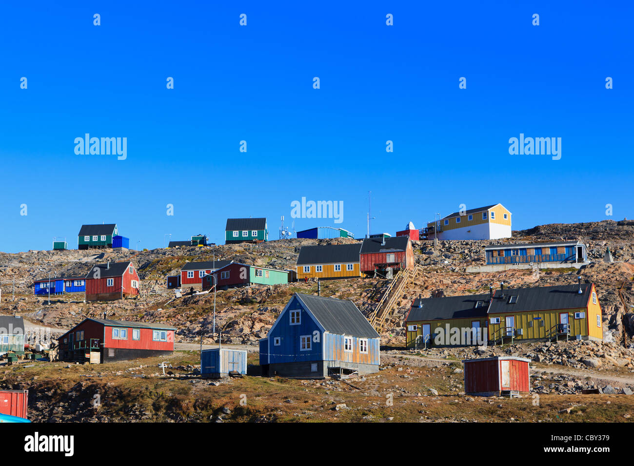 Pueblo de Ittoqqortoormiit, Scoresbysund, en la costa oriental de Groenlandia Foto de stock