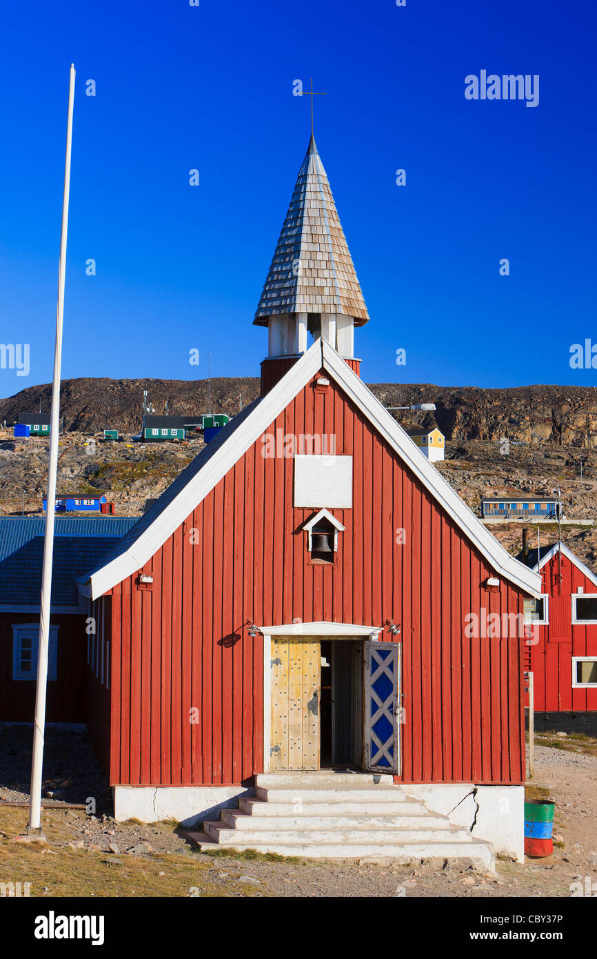 Pueblo de Ittoqqortoormiit, Scoresbysund, en la costa oriental de Groenlandia Foto de stock