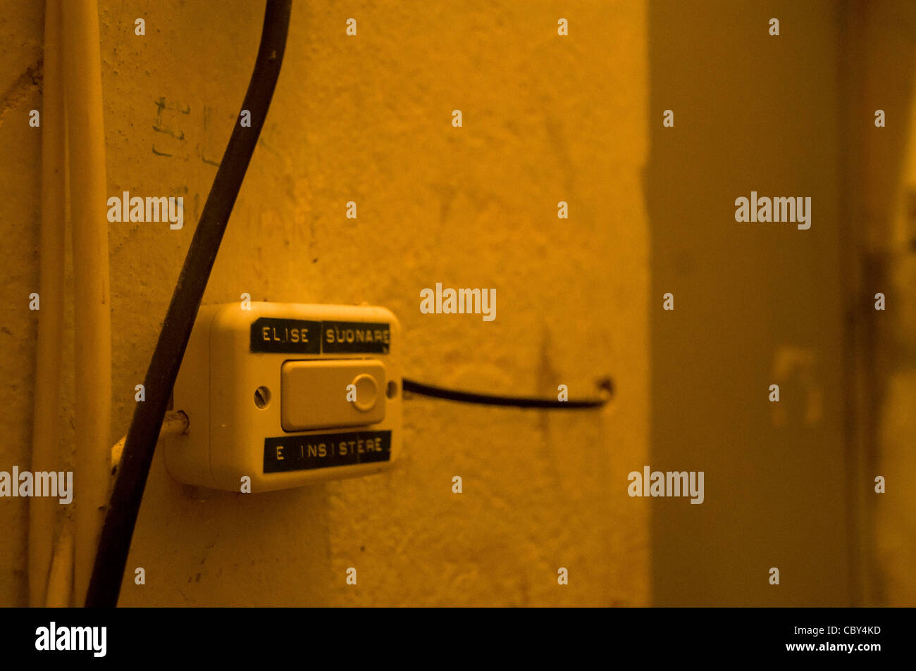 El timbre de la puerta de un estudio de grabación, el interruptor de la luz  antigua Fotografía de stock - Alamy