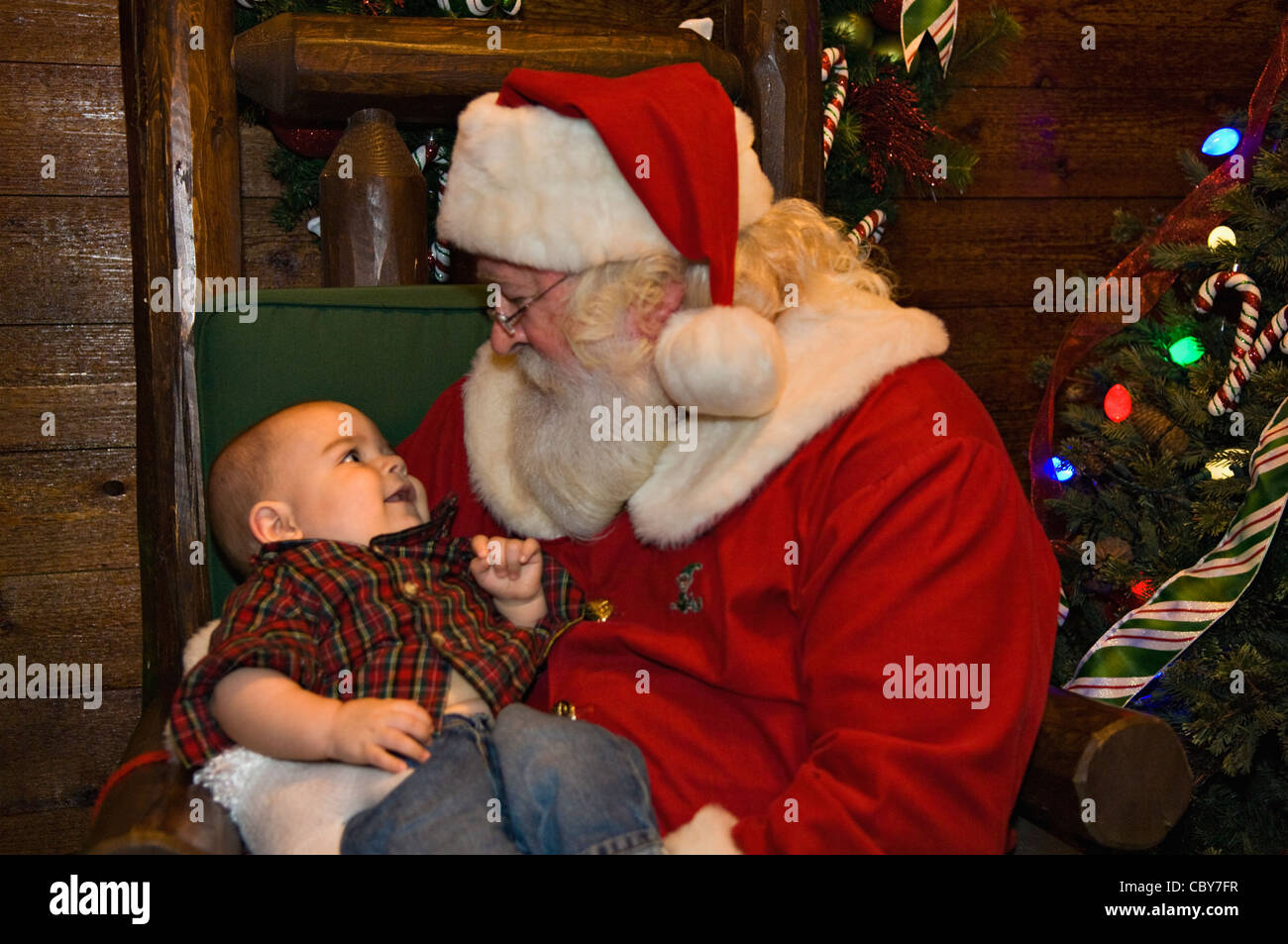 Bebé de 8 meses el niño con Santa Claus Foto de stock