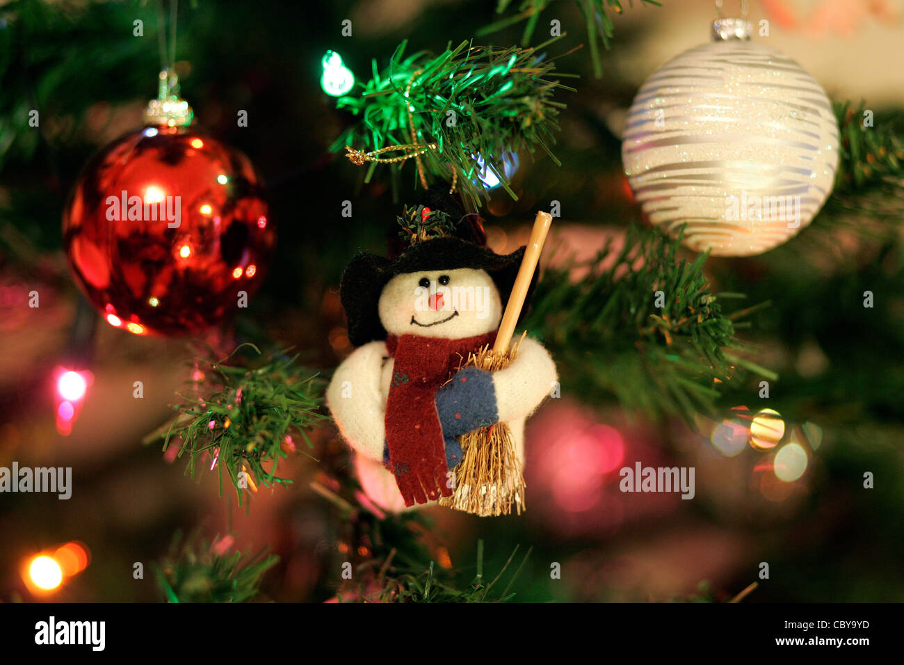 Decoración del árbol de Navidad el muñeco de nieve pañuelo rojo, Black Hat,  escoba en verde árbol artificial, de color rojo brillante,adornos de plata  de adorno rayas Fotografía de stock - Alamy