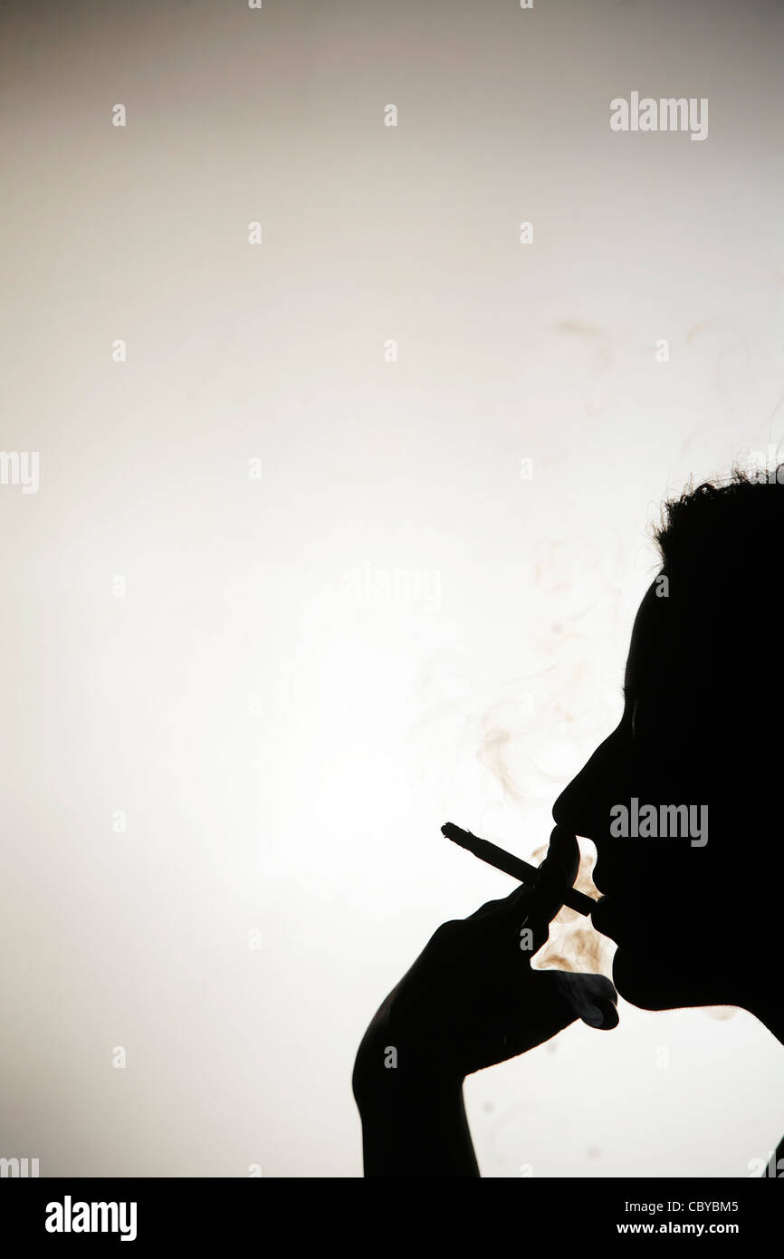 Silueta de una mujer fumando un cigarrillo Fotografía de stock Alamy