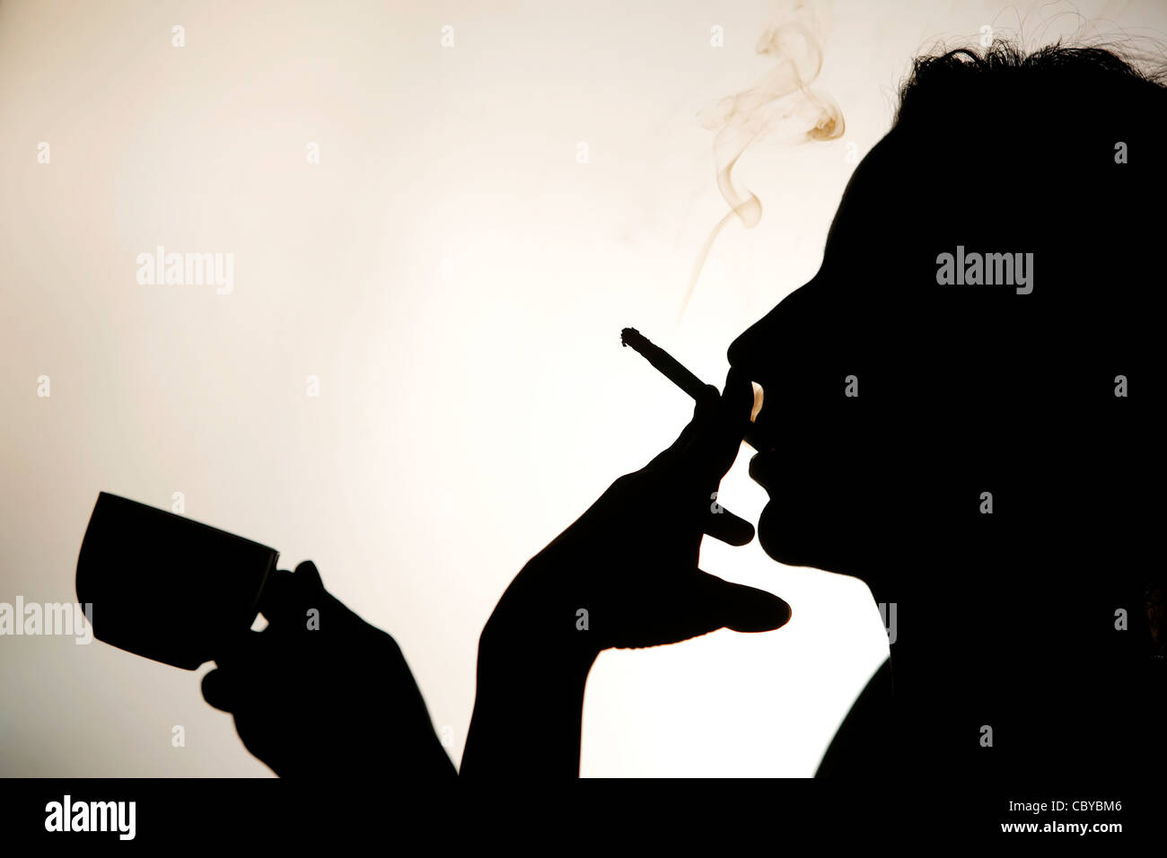 Silueta de una mujer fumando un cigarrillo y bebiendo un café