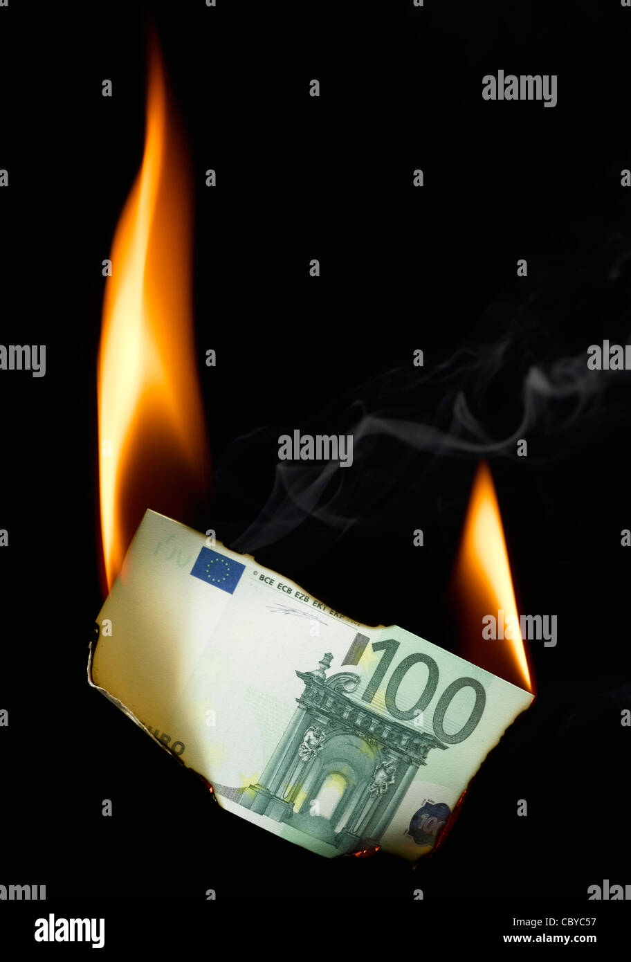 Papel moneda euro on fire Foto de stock