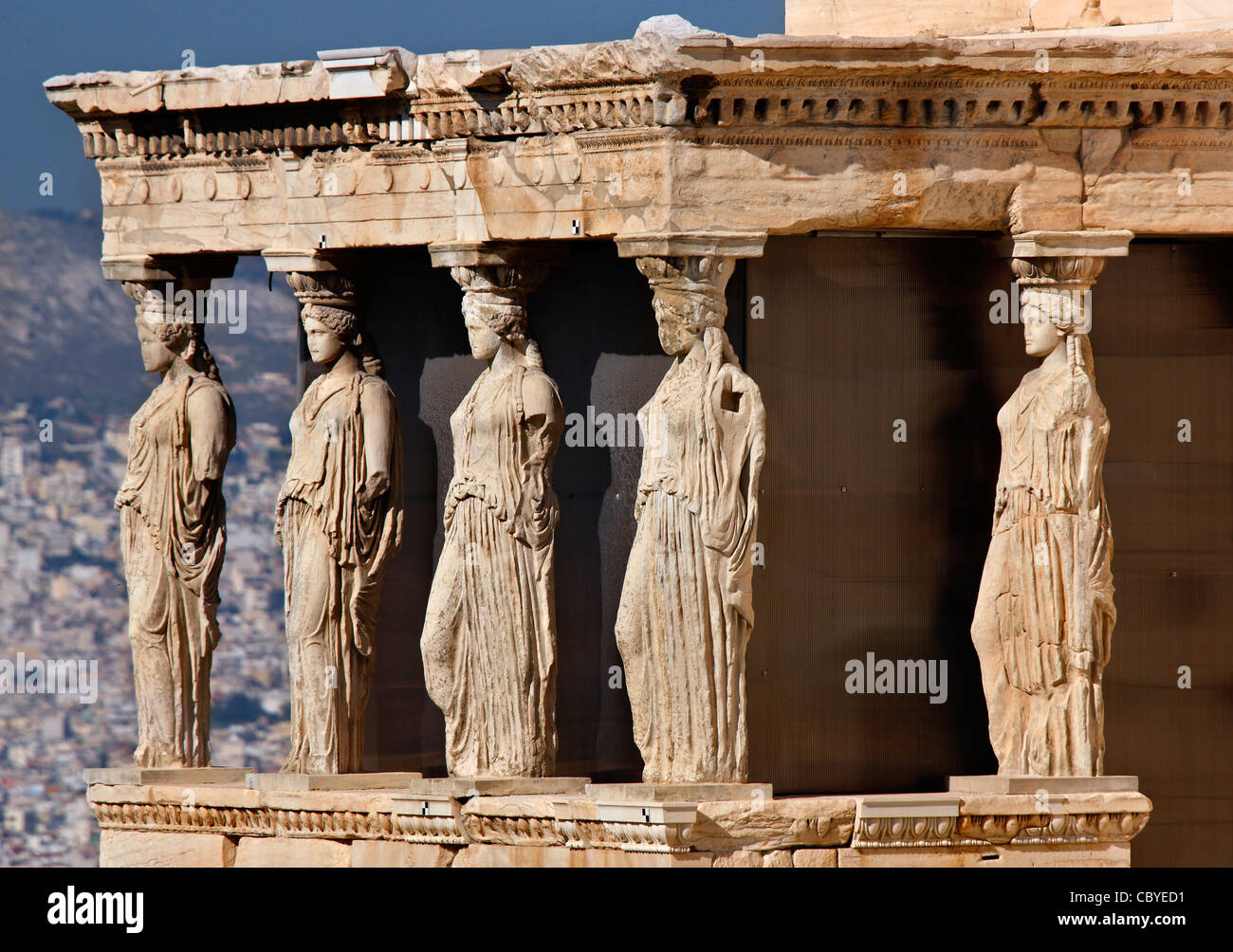 Las Cariátides, estatuas que "sirve" como columnas, en el antiguo templo de  Erecteion, la Acrópolis de Atenas Fotografía de stock - Alamy