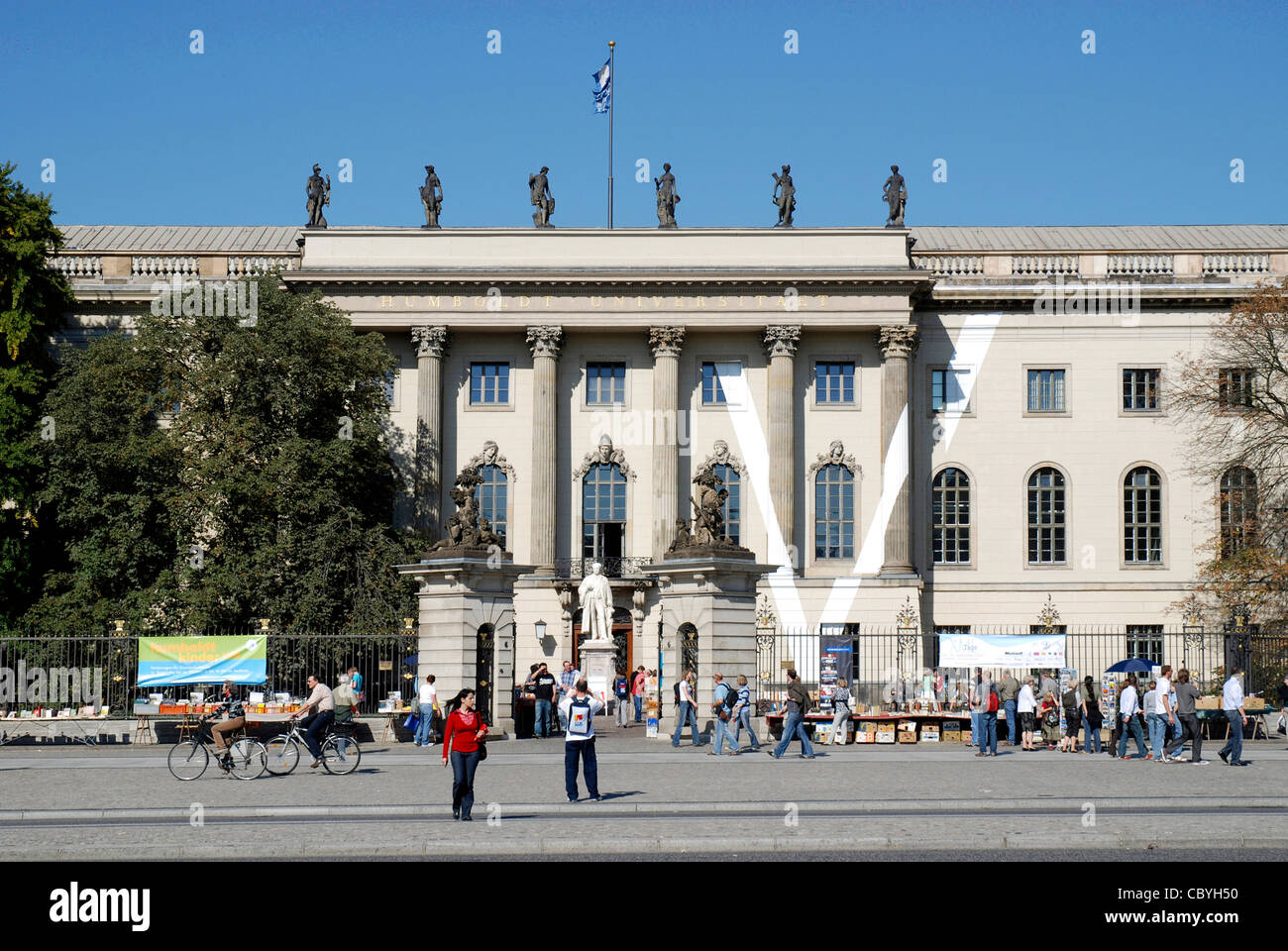 Universidad de Humboldt en el boulevard Unter den Linden en Berlín. Foto de stock